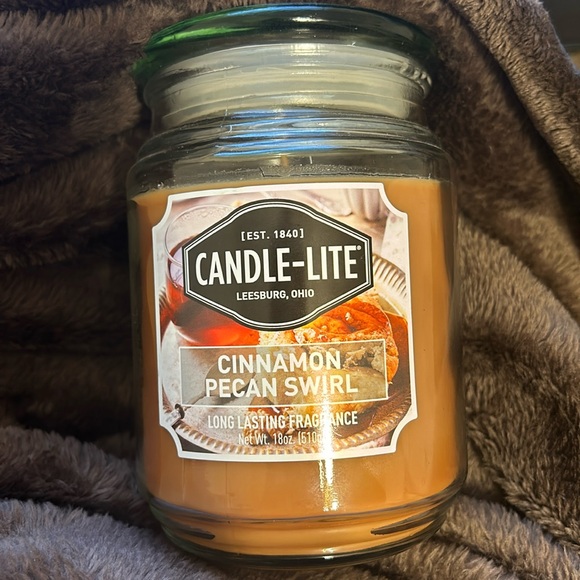 Cinnamon Pecan Swirl Candle - Picture 1 of 2